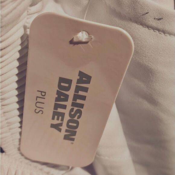 NWT Allison Daley Below-Knee White Pants Capris Elastic Waist Ruffle Legs - Picture 4 of 4